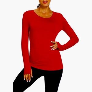 Nippy Women’s workout top with long sleeve and thumb holes.